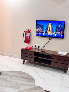 a living room with a flat screen tv on a wall at ايراد للشقق - النور in Dammam