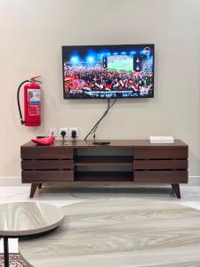 a living room with a tv on a wall at ايراد للشقق - النور in Dammam