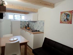 a kitchen and dining room with a table and a counter at Il Fico d`India in Ispica