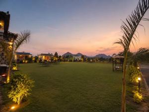 a large yard with a park at dusk at Jawai Garh Resort in Bīsalpur