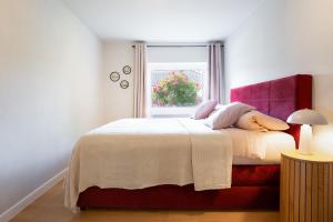 a bedroom with a large bed with a window at Rosengarten in Kellenhusen