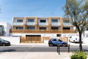 a building with a car parked in a parking lot at Villa Lagoon in Carnon-Plage