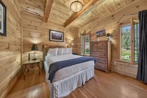 a bedroom with a bed in a log cabin at Mountain View Log Home in Invermere in Invermere
