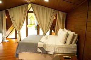 ein Schlafzimmer mit einem Bett in einem Zimmer in der Unterkunft AR Pousada in Santa Bárbara + 203 Fotos
