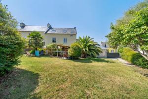 a large yard in front of a house at Maison familiale Morgat, proche mer in Crozon
