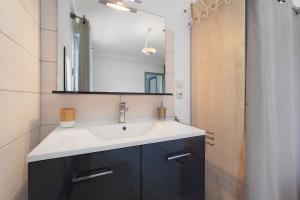 a bathroom with a sink and a mirror at Maison familiale Morgat, proche mer in Crozon +21 photos