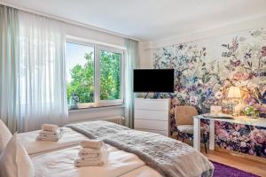 a bedroom with a large bed with a floral wallpaper at Baden-Chalet - Wandergenuss in Bühl