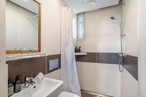 a bathroom with a shower and a sink at Baden-Chalet - Wandergenuss in Bühl +21 photos