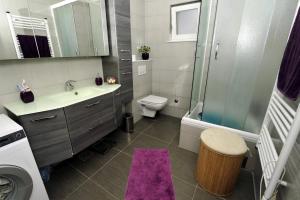 O baie la Green Garden Apartment +45 fotografii