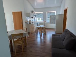 a living room with a couch and a table and chairs at IBB Ferien- Monteurwohnung 3 Schlafzimmer 3 Betten in Ibbenbüren