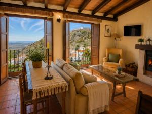 a living room with a couch and a table at Casa Rural Canchalejo in Montánchez