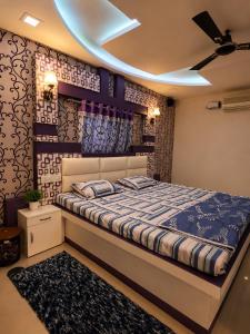 a bedroom with a large bed in a room at Checkpoint Backpacker Jaipur in Jaipur