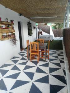patio ze stołem i krzesłami na szachownicy w obiekcie Cortijo Rural El Escondite w mieście Berja