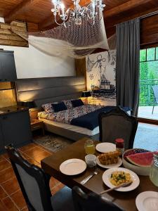 a room with a table with plates of food on it at Kompleks Detlafówka in Dębki