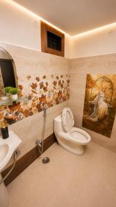 a bathroom with a toilet and a sink at Checkpoint Backpacker Jaipur in Jaipur