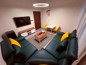 a living room with a green couch and a table at أوريانا Oriana in Jeddah