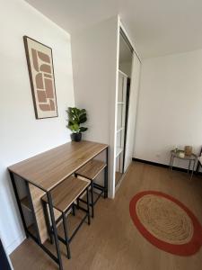 a dining room with a table and a potted plant at Le Pavillon in Vendôme