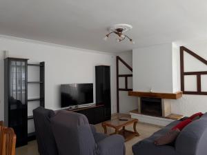a living room with a couch and a tv at Piso Super Espacioso en Cambados Centro in Cambados