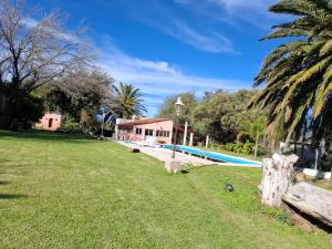 a large yard with a swimming pool and a house at Cabaña MariaMaria in Pomancillo