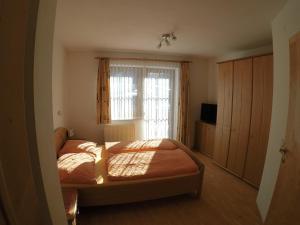 sypialnia z dwoma łóżkami i oknem w obiekcie Ferienwohnung GIA w mieście Haus im Ennstal