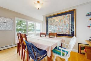 ein Esszimmer mit Tisch und Stühlen in der Unterkunft Loon Watch in Alton Bay