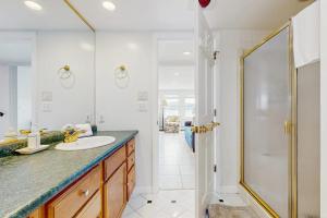 ein Badezimmer mit Waschbecken und Dusche in der Unterkunft Loon Watch in Alton Bay + 16 Fotos