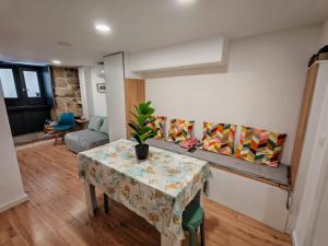 a living room with a table and a couch at Apartamento com charme no centro histórico - Escura 36 in Viseu