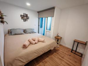 a bedroom with a bed with two towels on it at Apartamento com charme no centro histórico - Escura 36 in Viseu