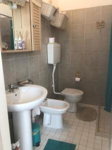 a bathroom with a sink and a toilet at Latte e Menta House in Casale