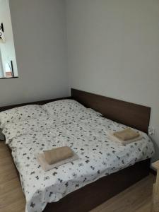 a bed with two pillows on it in a bedroom at Pokoje U Cyngla in Mielec