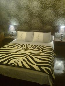 Un pat sau paturi într-o cameră la Hamdy 5 Star (Families Only)