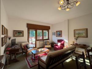 a living room with a couch and a table at 1Dest - Garda Vintage in Arco