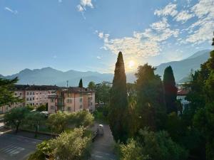 a view of a city with mountains in the background at 1Dest - Garda Vintage in Arco