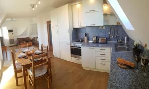 Virtuvė arba virtuvėlė apgyvendinimo įstaigoje Varna Seaview Apartment