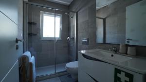 a bathroom with a shower and a toilet and a sink at Moradia T4 Fernão Ferro in Fernao Ferro +25 photos
