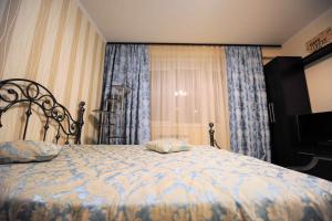 Ein Bett oder Betten in einem Zimmer der Unterkunft Apartment Fabrichnaya 9