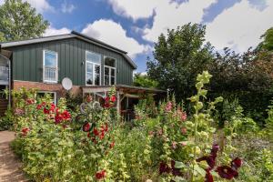 a garden in front of a house with flowers at Hof Wuushöh in Stolk