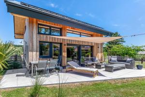 a modern house with a patio and furniture at Tiny House in Pischelsdorf am Engelbach