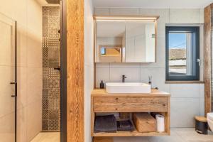 a bathroom with a sink and a shower at Tiny House in Pischelsdorf am Engelbach +28 photos