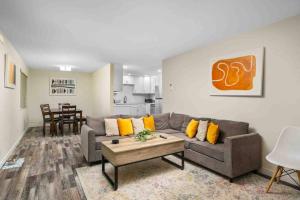 ein Wohnzimmer mit Sofa und Tisch in der Unterkunft Wintergreen Unit 2 in Salem