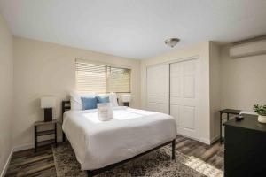 ein Schlafzimmer mit einem großen weißen Bett und blauen Kissen in der Unterkunft Wintergreen Unit 2 in Salem