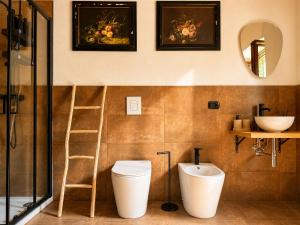 a bathroom with a toilet and a sink at Country Loft Colle Miroteo in Monforte dʼAlba +21 photos