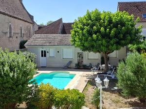 a swimming pool in the backyard of a house at Gite le mûrier blanc in Accolay