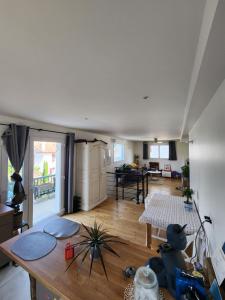 a living room with a table and a dining room at Chambre chez Rena in Saint-Jean-de-Luz