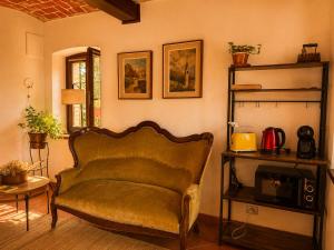 a living room with a couch and a shelf at Country Loft Colle Miroteo in Monforte dʼAlba