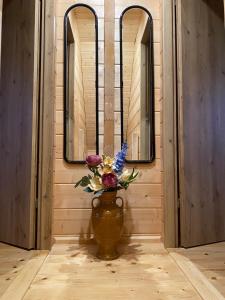 a vase filled with flowers in a hallway at Nela Martiany in Martiany