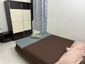 a small bed in a room with a window at Fairuz Homestay Ipoh in Ipoh +1 photo
