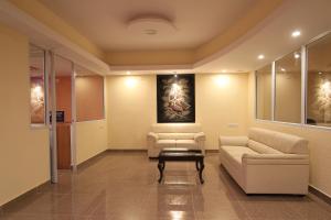 Ein Sitzbereich in der Unterkunft Arra Grande Suites - Nearest Airport Hotels Bangalore