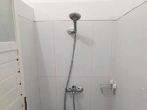 Ένα μπάνιο στο Huize Jon Hostel