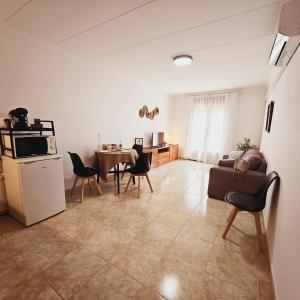 a large living room with a table and chairs at Cosy Apartament Figueres in Figueres